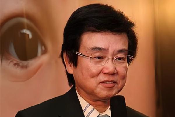 八十岁黄百鸣低调行善多年 他等一个机会，继续照亮社会 