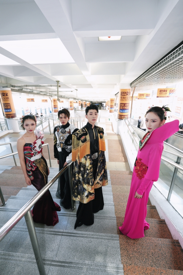 石榴花开美京城 多彩民族文艺焕亮北京地铁西直门站空间 