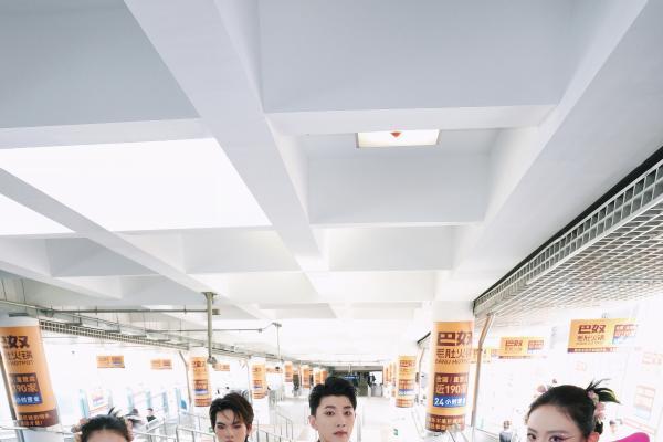 石榴花开美京城 多彩民族文艺焕亮北京地铁西直门站空间 