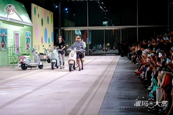“遛玛大赏”刷屏网络！爱玛电动车用大秀宣告：骑行，就是那么时尚！  
