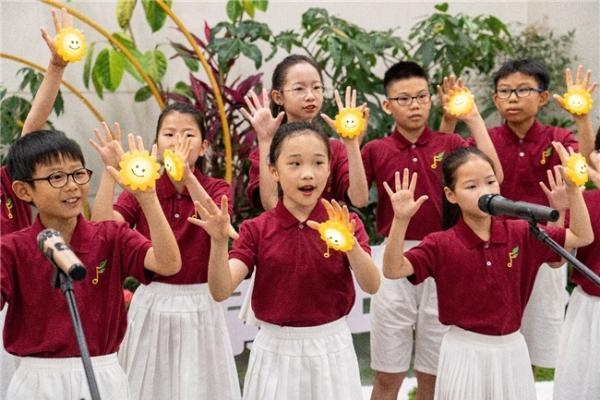 童声唱响六一：北京朝阳门地铁站打造“一路‘朝阳’”音乐会 
