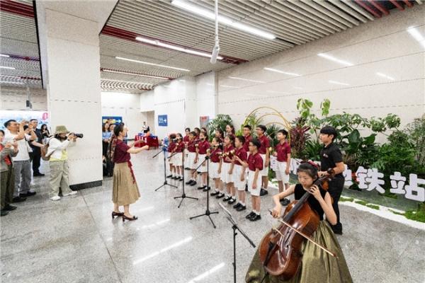 童声唱响六一：北京朝阳门地铁站打造“一路‘朝阳’”音乐会 