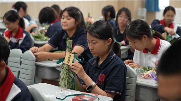 艾香润童心 药王映端午 北京同仁堂中医药文化进校园“双节”系列活动侧记 