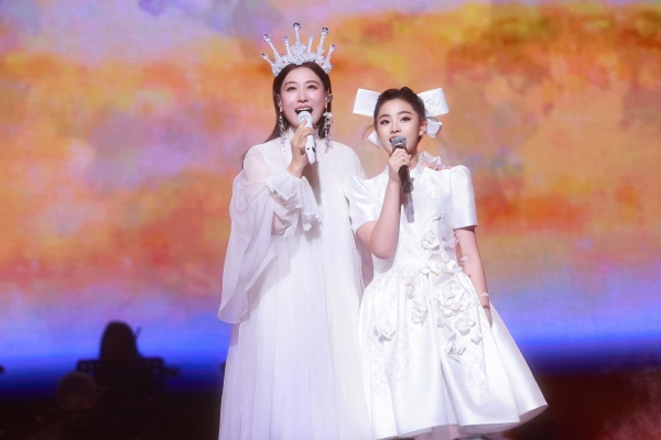 新生代小演员赵铭洋亮相谭晶“歌如少年”上海演唱会  