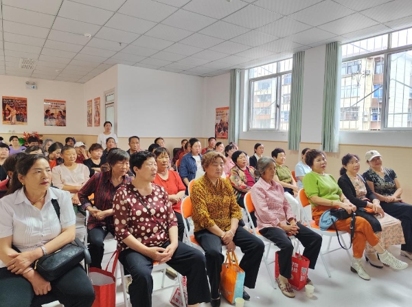14年后，她再次选择晋级：从学生托管到老年托管，一场关于“爱”的接力 