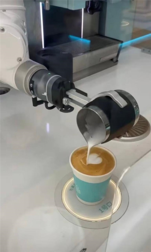 全能冠军·机器人咖啡馆COFE+首驻江苏淮安五星级酒店 