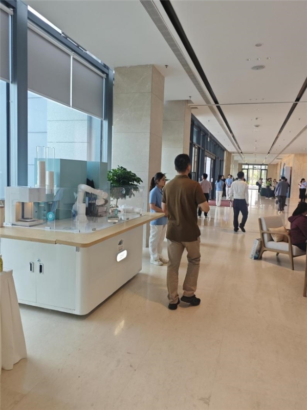 全能冠军·机器人咖啡馆COFE+首驻江苏淮安五星级酒店 