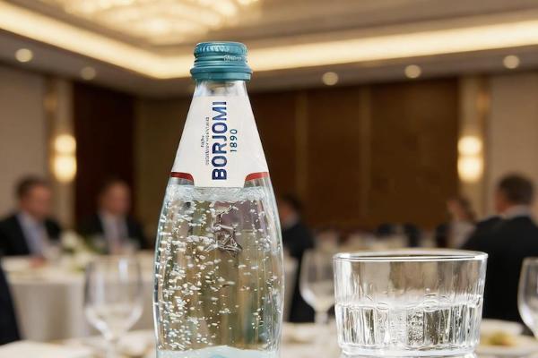 “平衡水”引领健康新风尚：董璇携手波尔若米（BORJOMI）含气天然矿泉水亮相市场 