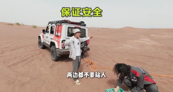 “热心沙漠大爷” 驾212救援游客，同款车型京东618焕新享千元好礼 