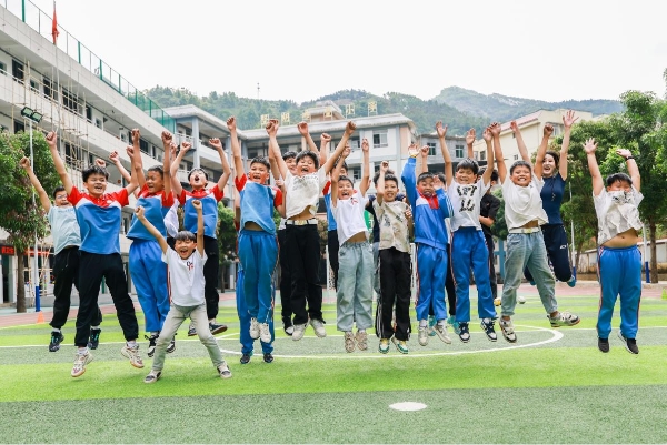 大显神通！联想AI赋能瑶乡足球少年打造专属“战袍” 