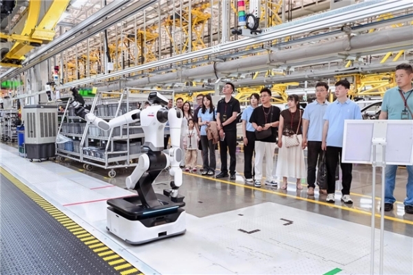 黄渤现身赛力斯超级工厂，助阵全新一代问界M9首批用户交付