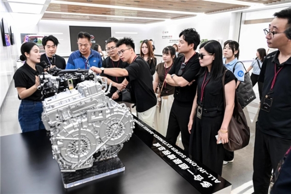 黄渤现身赛力斯超级工厂，助阵全新一代问界M9首批用户交付