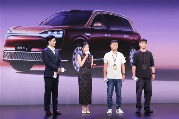 黄渤现身赛力斯超级工厂，助阵全新一代问界M9首批用户交付