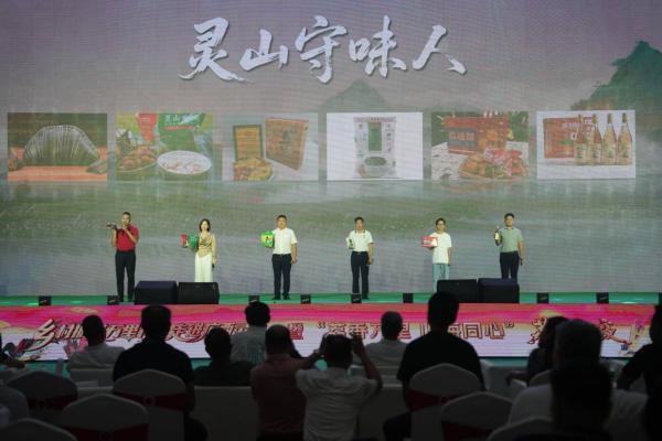 乡村振兴万里行走进广西灵山，荔枝之夜点亮千年荔乡！