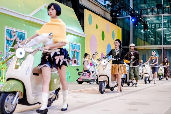 霸屏全网！爱玛携手欧阳娜娜，重新定义年轻骑行美学 