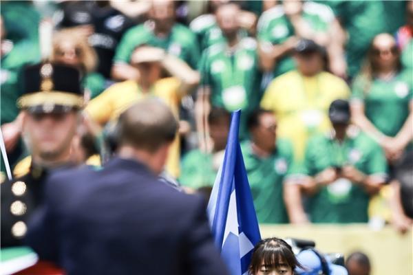 ​从草原绿茵到世界赛场：蒙牛小旗手亮相世界杯揭幕战，以要强托举中国足球未来 