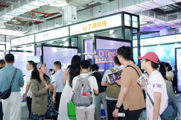 了得科技仿生机器人矩阵亮相WAIC，演绎有温度的AI智能伙伴
