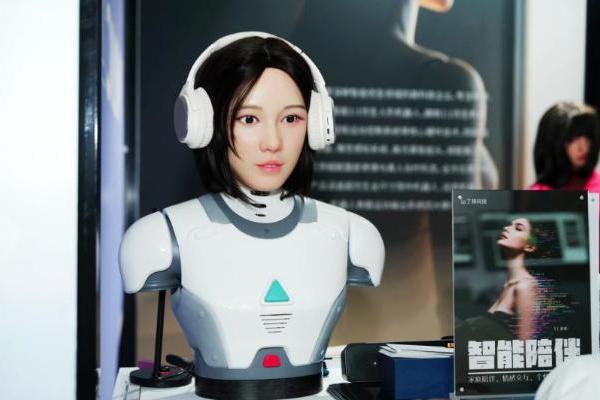 了得科技仿生机器人矩阵亮相WAIC，演绎有温度的AI智能伙伴