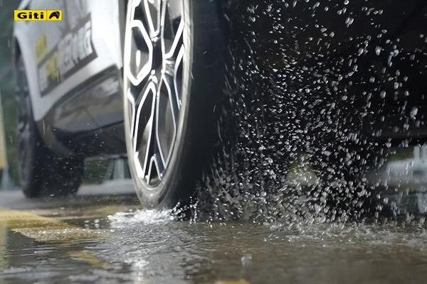 聚焦雨季，佳通轮胎以卓越湿地性能应对复杂路况 