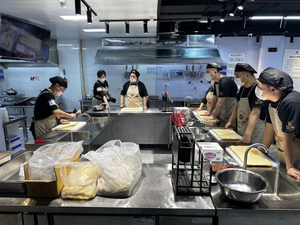 靠老师傅不如靠工厂：刘八两近500家店“同款”板面的秘诀 