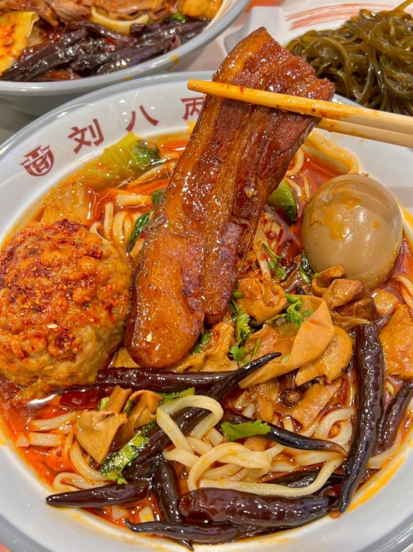 靠老师傅不如靠工厂：刘八两近500家店“同款”板面的秘诀 