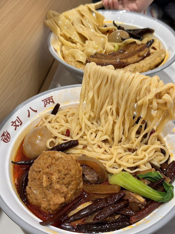 靠老师傅不如靠工厂：刘八两近500家店“同款”板面的秘诀 