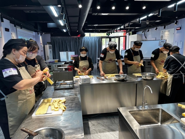 靠老师傅不如靠工厂：刘八两近500家店“同款”板面的秘诀 