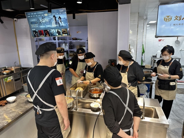 靠老师傅不如靠工厂：刘八两近500家店“同款”板面的秘诀 