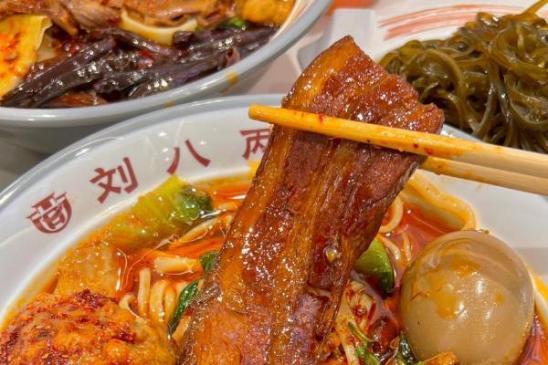 靠老师傅不如靠工厂：刘八两近500家店“同款”板面的秘诀 