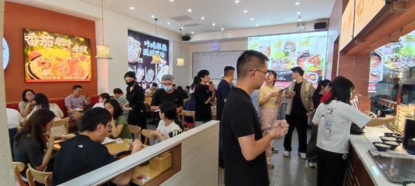 复购不止靠口味：中央厨房+鲜骨汤矩阵，大鼓米线如何锁住全客群的胃与心 