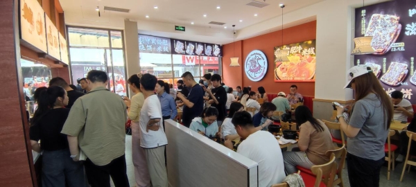 复购不止靠口味：中央厨房+鲜骨汤矩阵，大鼓米线如何锁住全客群的胃与心 