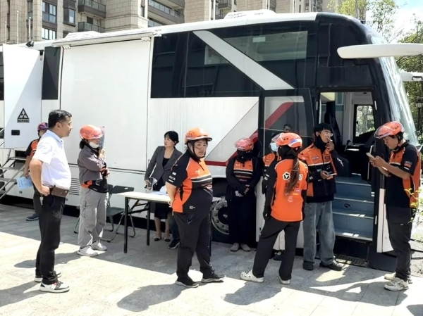 移动CT车、中医推拿齐上阵，南京爱康国宾公益体检暖新蜂 
