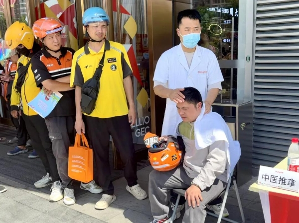 移动CT车、中医推拿齐上阵，南京爱康国宾公益体检暖新蜂 