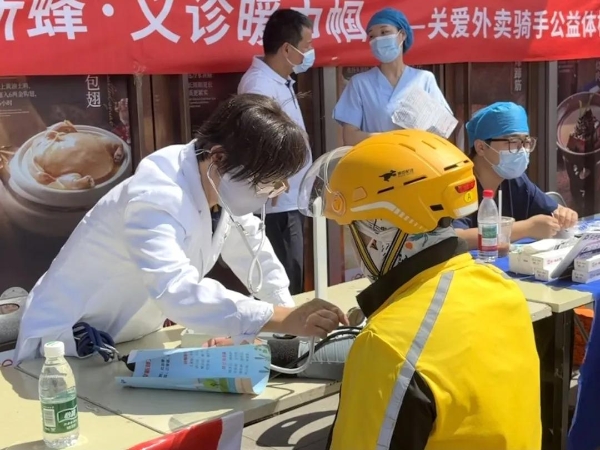 移动CT车、中医推拿齐上阵，南京爱康国宾公益体检暖新蜂 