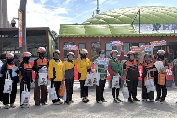 移动CT车、中医推拿齐上阵，南京爱康国宾公益体检暖新蜂 