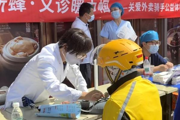 移动CT车、中医推拿齐上阵，南京爱康国宾公益体检暖新蜂 