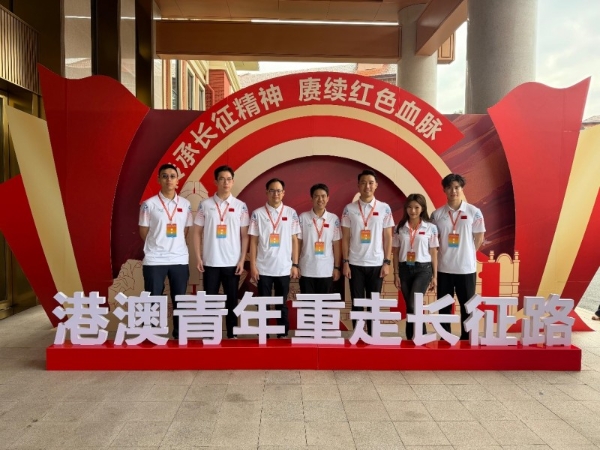 杨政龙获颁“公益慈善事业标杆”，传承父亲杨受成慈善衣钵 