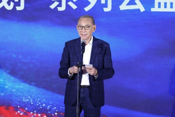 杨政龙获颁“公益慈善事业标杆”，传承父亲杨受成慈善衣钵 