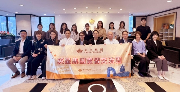 杨政龙获颁“公益慈善事业标杆”，传承父亲杨受成慈善衣钵 