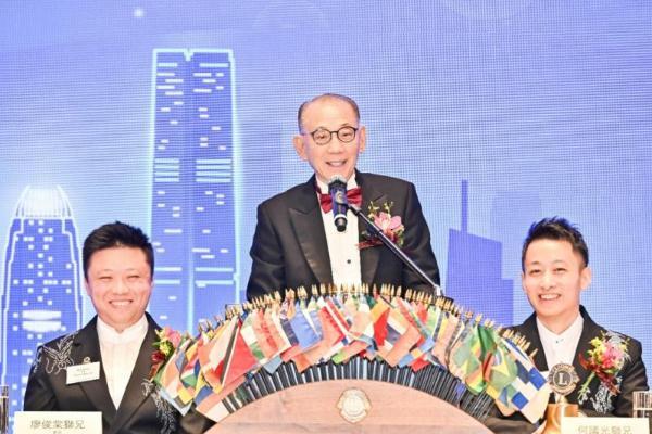 杨政龙获颁“公益慈善事业标杆”，传承父亲杨受成慈善衣钵 