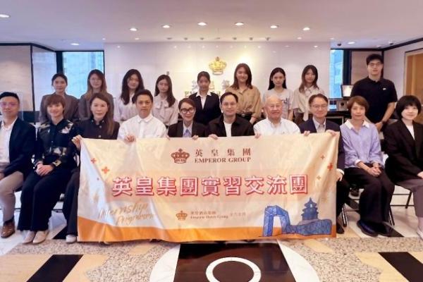 杨政龙获颁“公益慈善事业标杆”，传承父亲杨受成慈善衣钵 