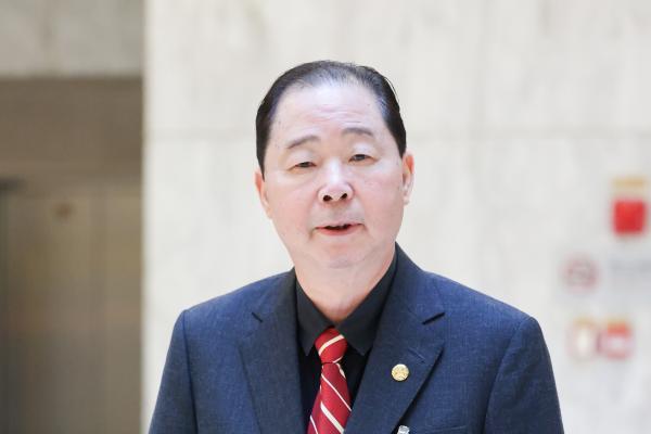 “最难”毕业季 全国人大代表胡成中“辨症”大学生就业难 