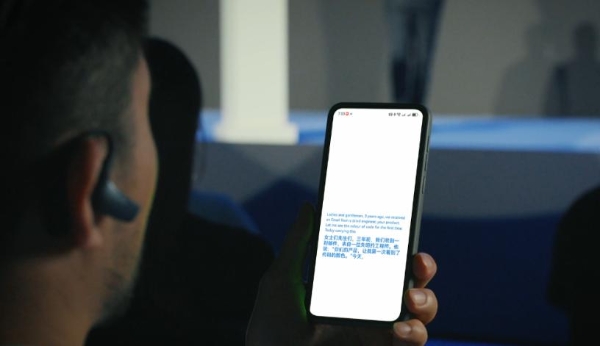 讯飞 AI 翻译耳机双通道同传技术解析，解锁自然双向对话新模式 