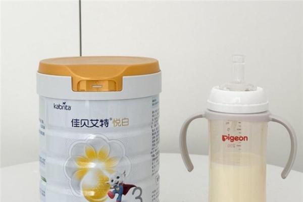 奶粉排行榜十强如何选择？从奶源到营养体系一次看懂 
