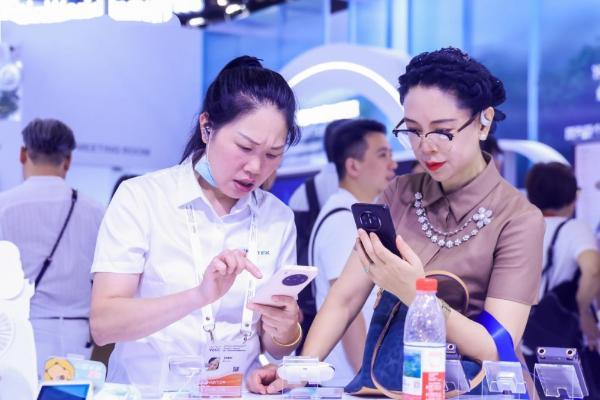 WAIC 2026：未来智能没有概念，只有已经戴在耳朵上的智能体耳机 