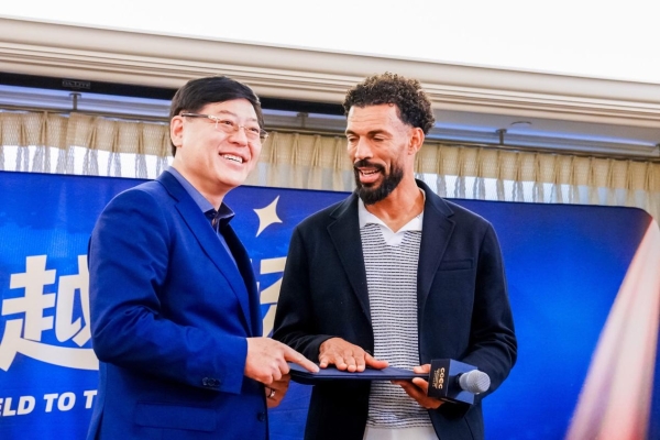 AI时代长期主义者的相遇：联想集团CEO杨元庆与佛得角门将沃齐尼亚互赠礼物 