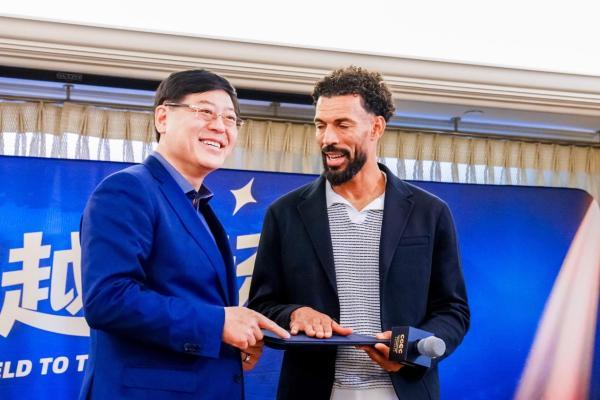 AI时代长期主义者的相遇：联想集团CEO杨元庆与佛得角门将沃齐尼亚互赠礼物 