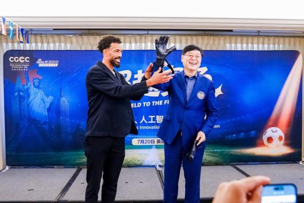 AI时代长期主义者的相遇：联想集团CEO杨元庆与佛得角门将沃齐尼亚互赠礼物 