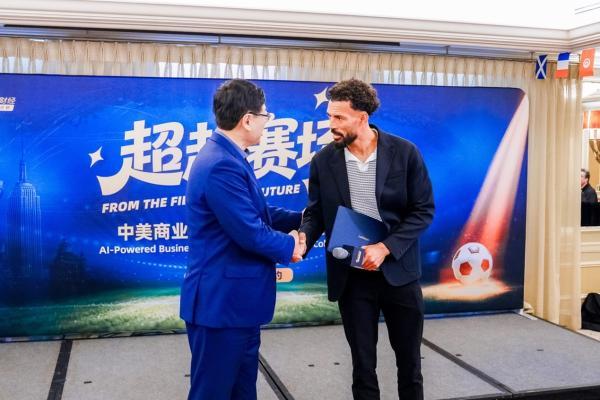 AI时代长期主义者的相遇：联想集团CEO杨元庆与佛得角门将沃齐尼亚互赠礼物 