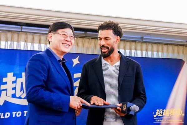 沃齐尼亚谈AI、世界杯与梅西球衣，杨元庆与沃齐尼亚互赠礼物 